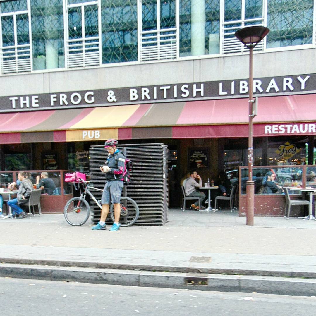 co warto zobaczyć w Paryżu, #brexit ? How to eat this frog ? #ourplanetdaily #seemyparis #igerparis #paris #parismonamour #loveparis #parisian #bike #bikelove #streetfashion #streetphotography #streetphoto #british #library #britishlibrary #frog #beautifuldestinations #wonderful_places #reading