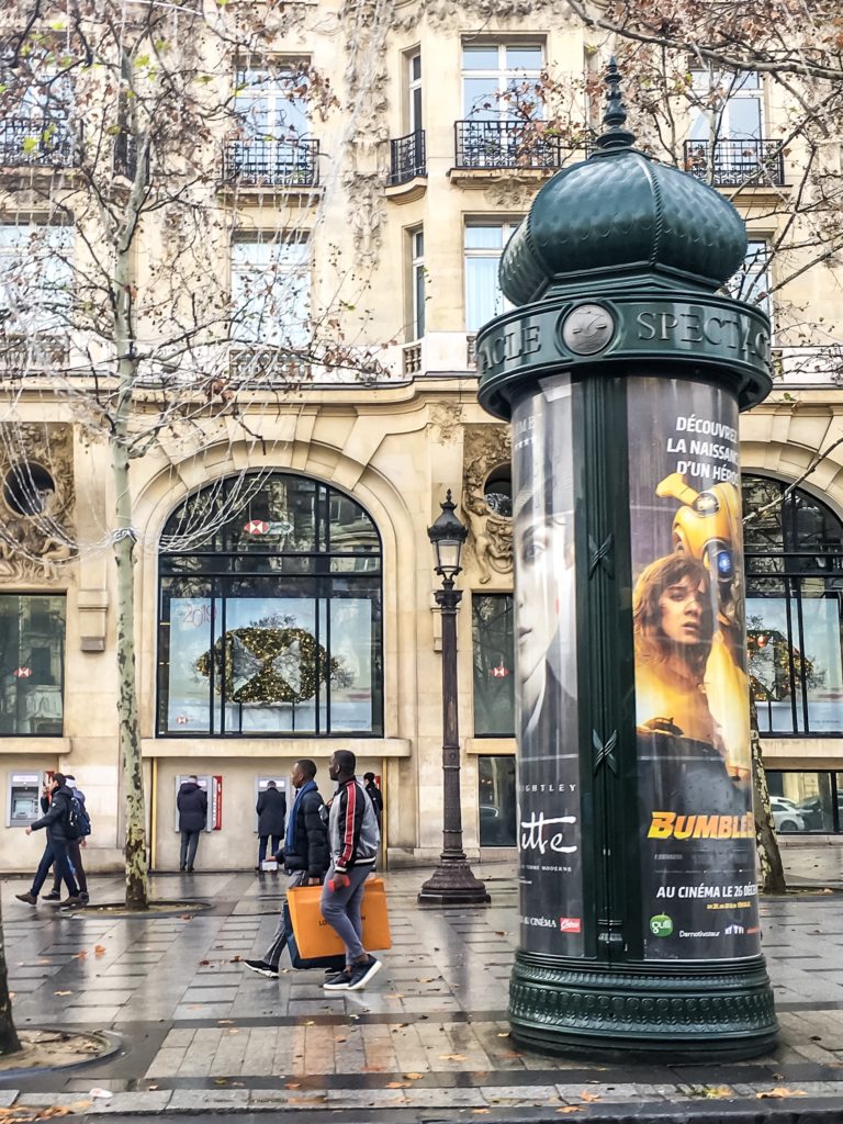 Colonnes Morris - paryskie słupy reklamowe obklejone plakatami